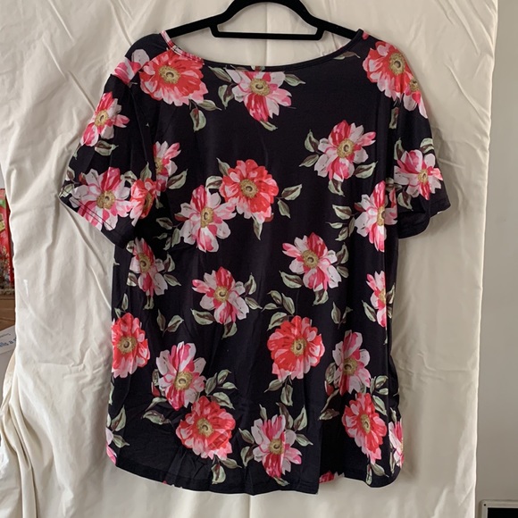New in bag floral tee with front know detail. Black with pink and fuschia floral - Picture 4 of 8